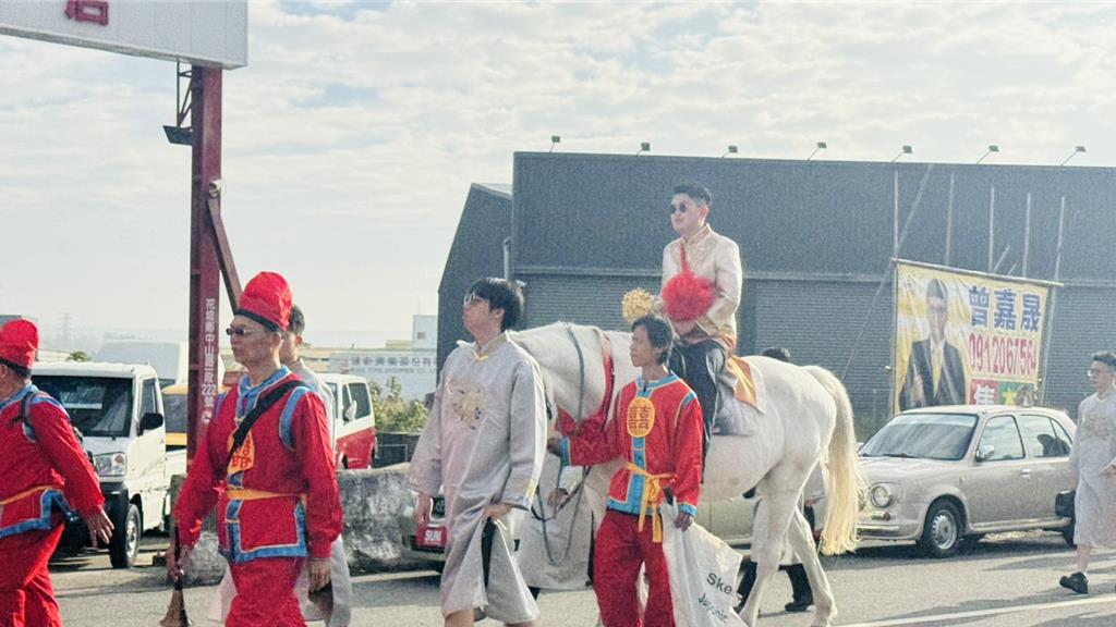 彰化新郎騎白馬迎娶美嬌娘 敲鑼打鼓場面超吸睛