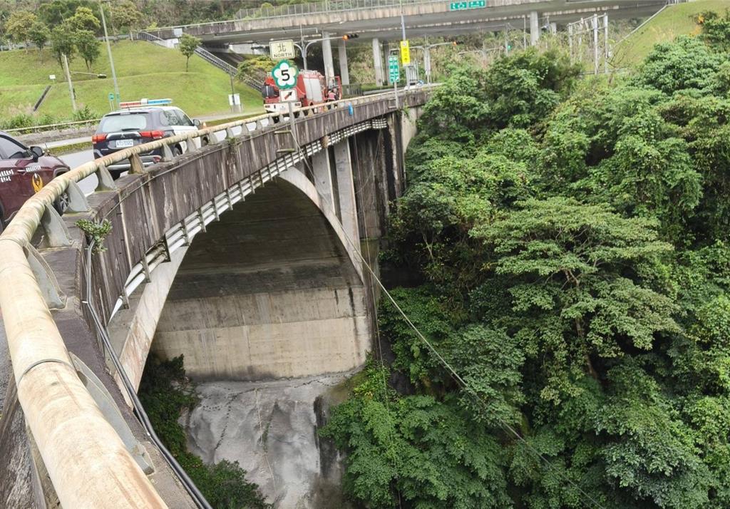 新北石碇7旬翁墜橋躺溪床 急吊掛送醫仍不治
