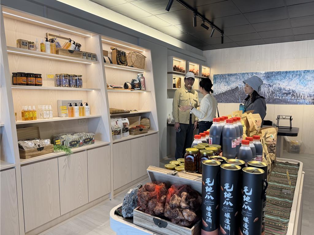 台東大武老街鐵門再啟!半世紀百貨行重生 闆娘感動落淚