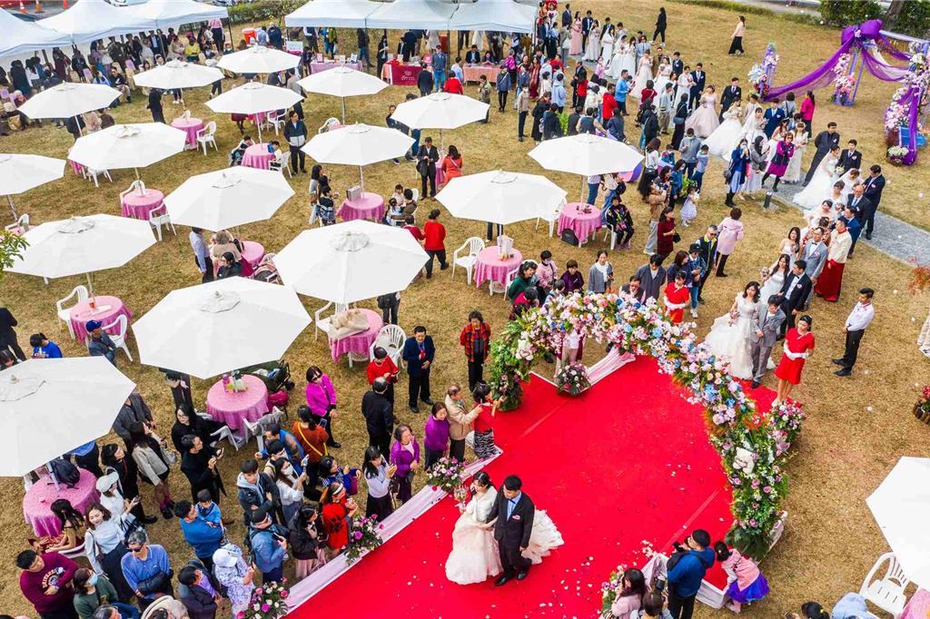 嘉義市集團婚禮 46對新人浪漫步紅毯