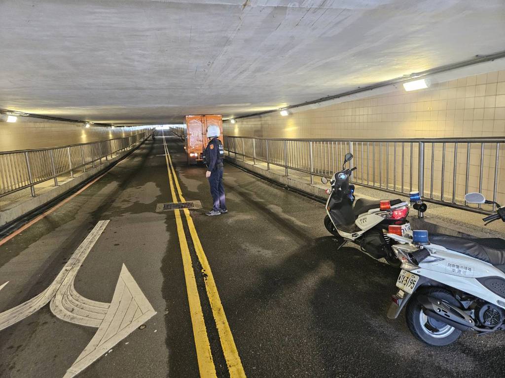 七堵地下道貨車硬闖卡死!「洩氣脫困」搶通 交通一度癱瘓