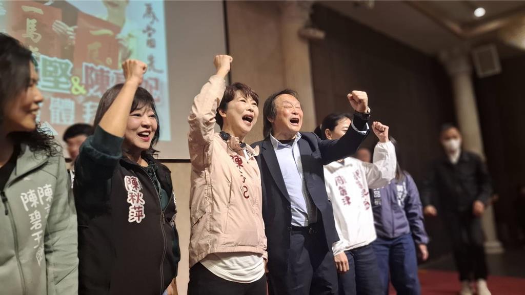 與陳亭妃同場送春聯 「扶龍王」高喊:信賴更愛妃