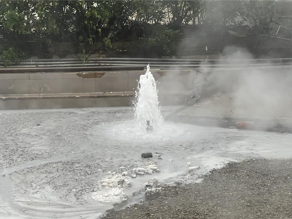 新北萬里加投公共浴池地質鑽探 意外噴出3公尺高溫泉