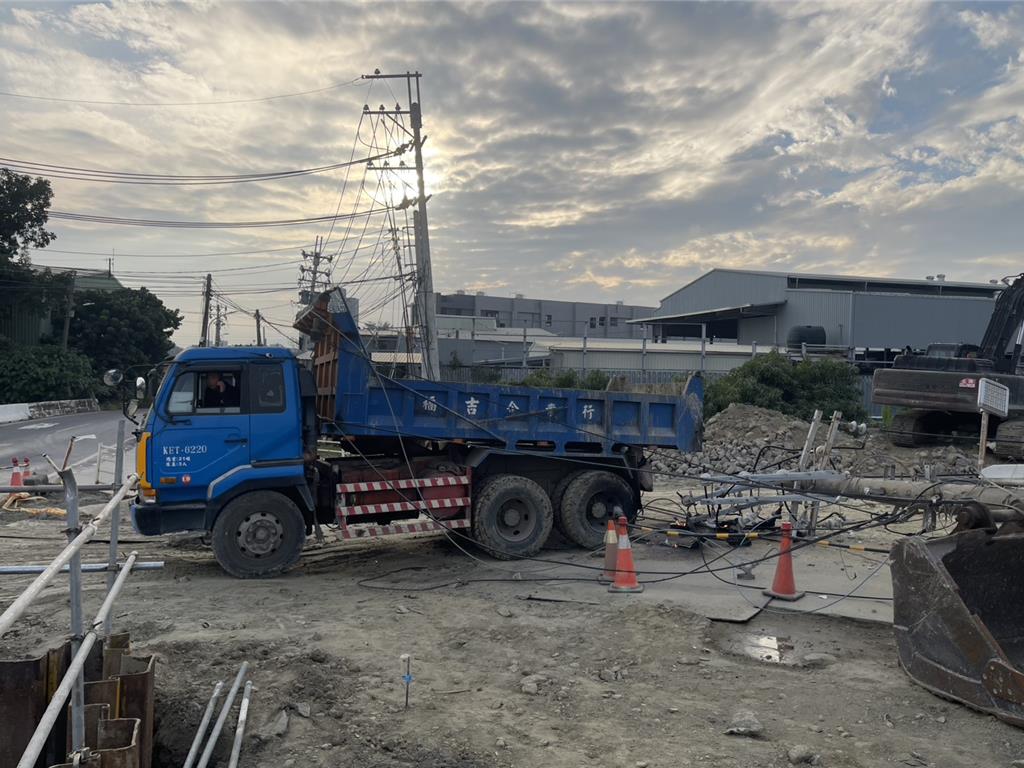 高雄仁武停電影響1666戶 工程車扯斷電桿 網哀:太突然