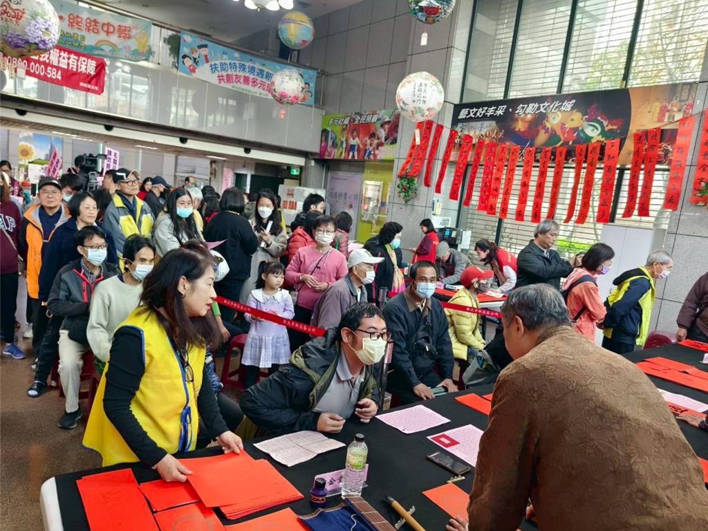 名家揮毫送春聯 新莊公所2天2地4場次塞爆人潮