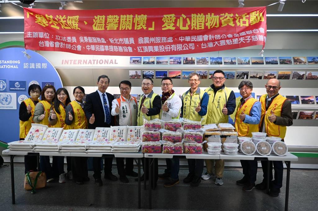 新莊民代攜手愛心團體寒冬送暖 500關懷家戶受惠過好年
