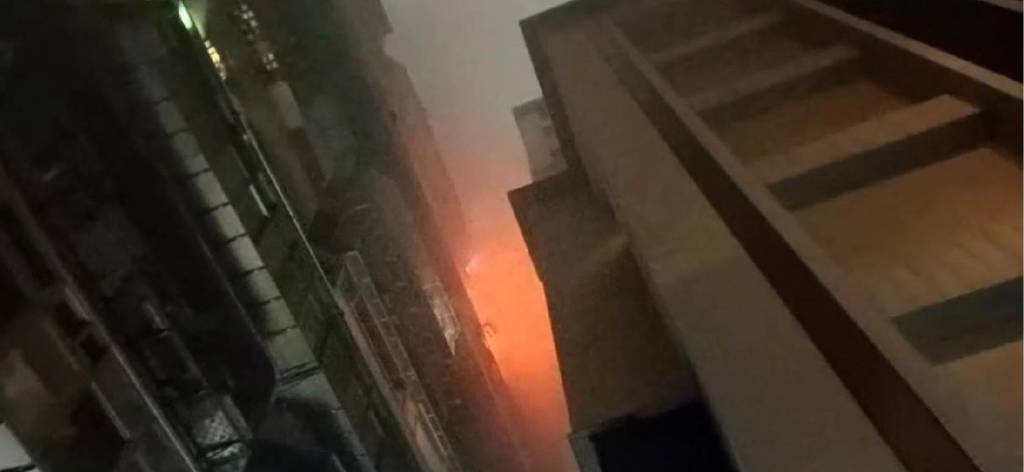 快訊》光復南路豪宅驚傳火警!烈焰竄天 消防急派55人馳援