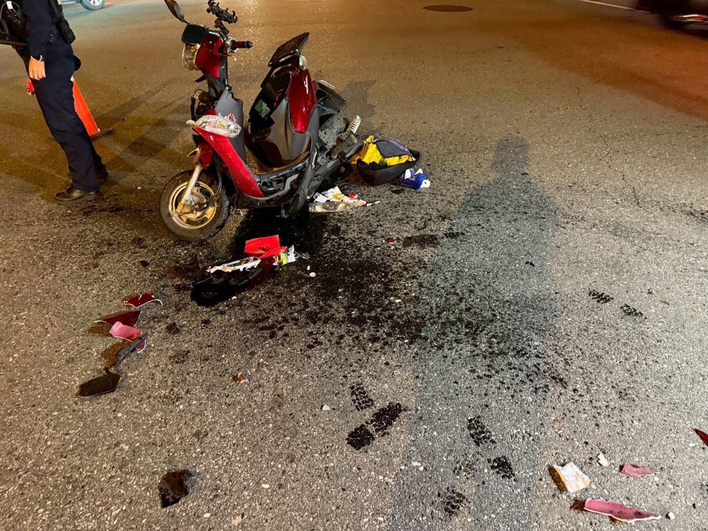 驚悚撞擊!無照小貨車左轉撞飛直行機車 騎士下巴骨折送醫