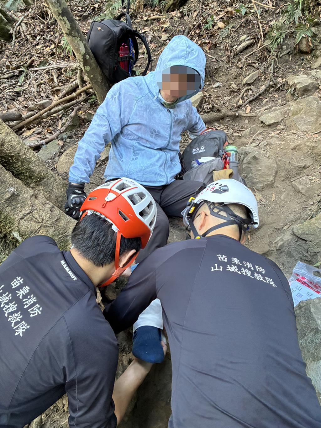 泰安山區登山客跌傷腳踝受困 消防徒步5.5小時救出送醫