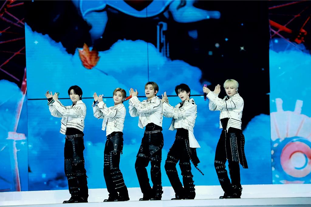 直擊》TXT大巨蛋開唱!然竣脫了嗨翻萬人 秀彬嗑牛肉麵跳到肚子痛