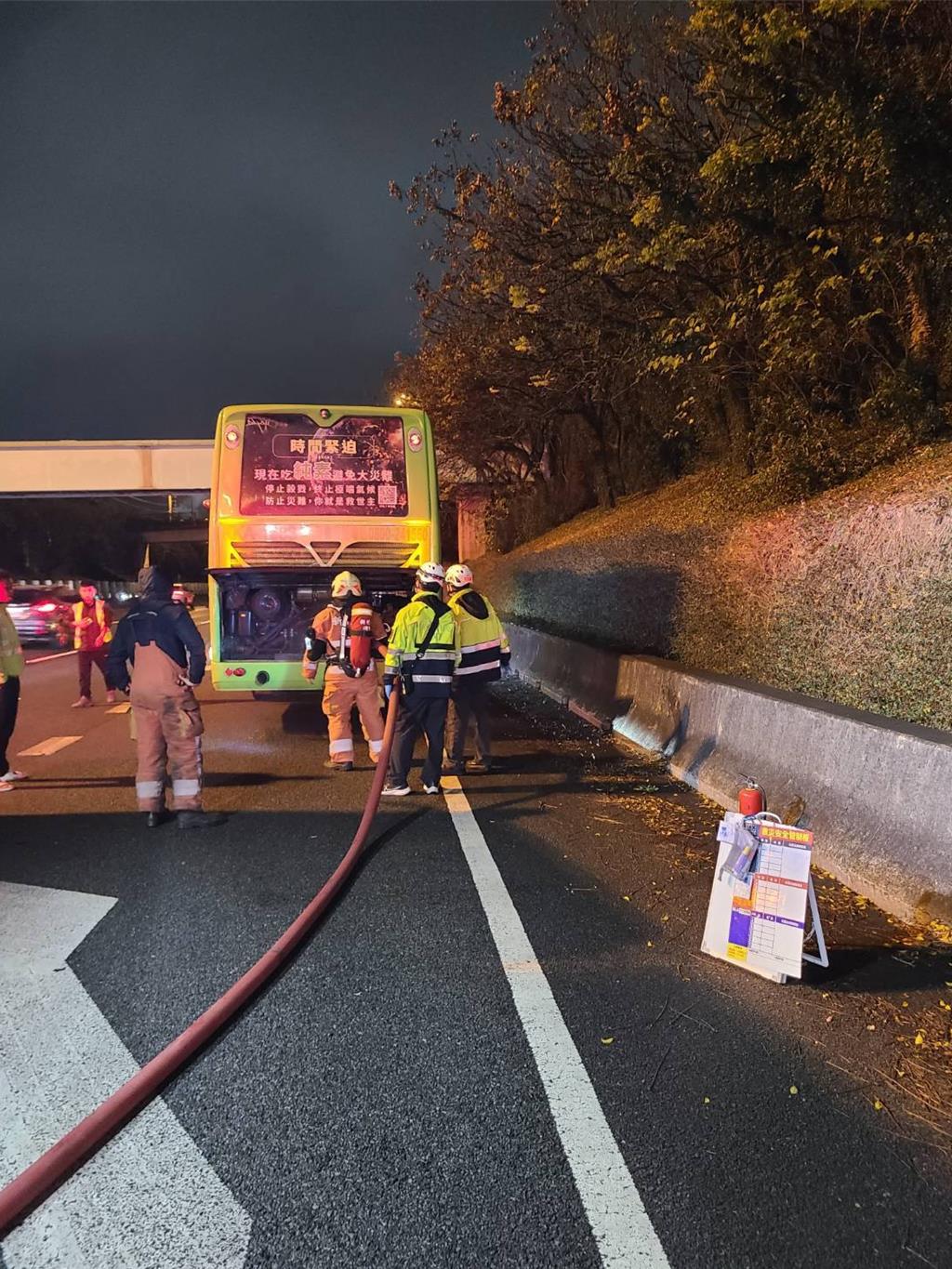 統聯客運國道1號新竹段引擎起火 24名乘客及時疏散