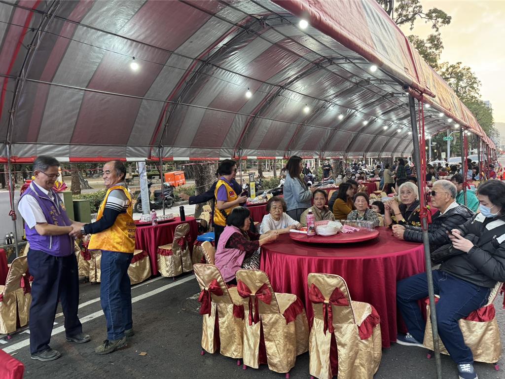高雄善心團體席開35桌 寒冬送暖助弱勢戶過好年