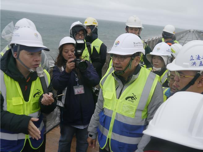 新北市長視察！淡金山色水岸1.7公里觀海自行車道力拼7月底完工