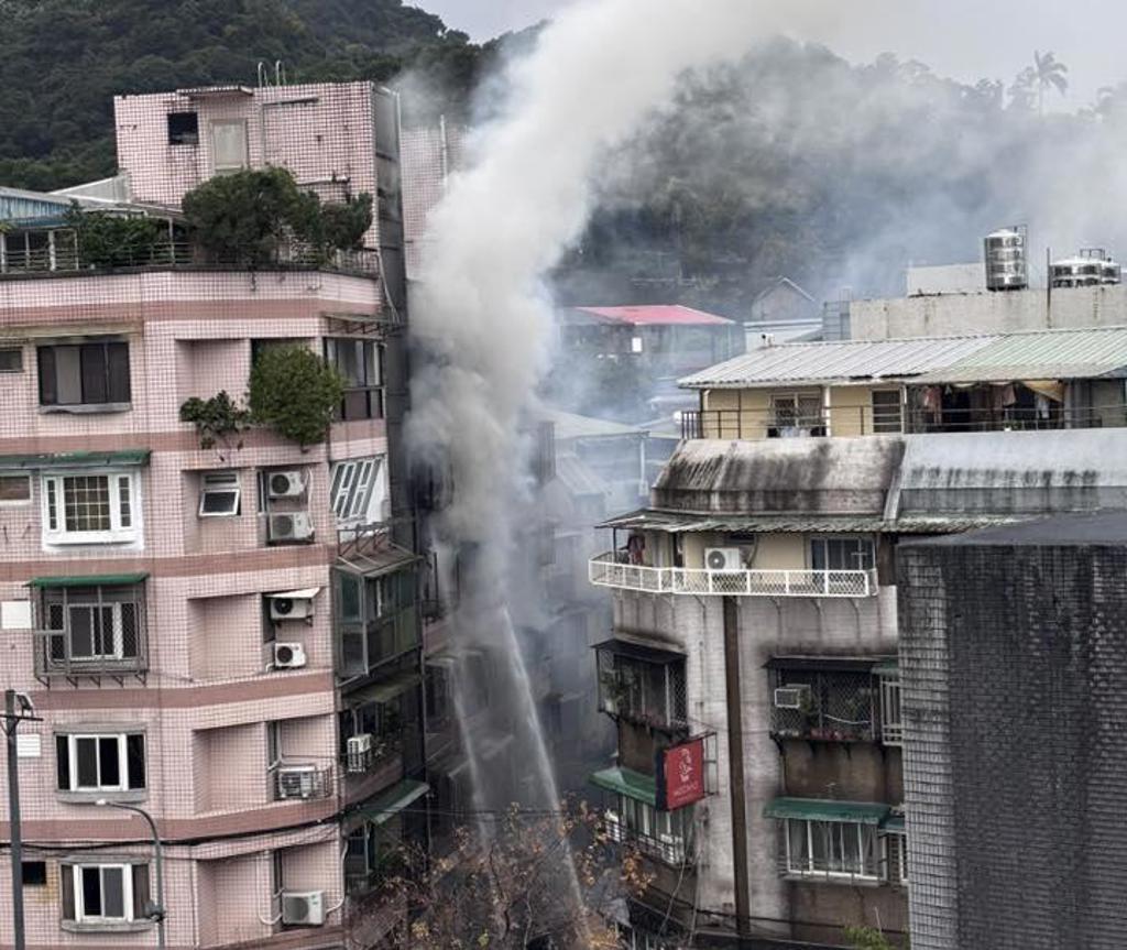 北市信義區民宅恐怖火警! 1男全身2度灼傷1女命危