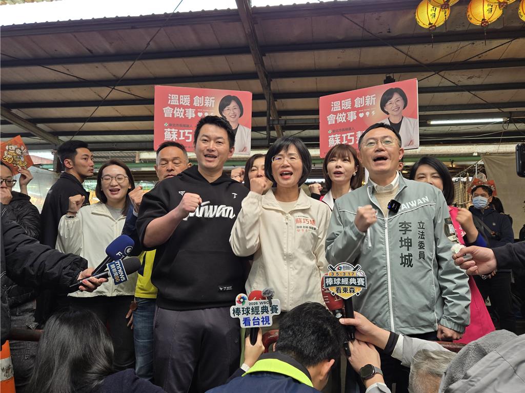 綠委三重掃街拜票 陳柏惟站台喊「最強母雞」