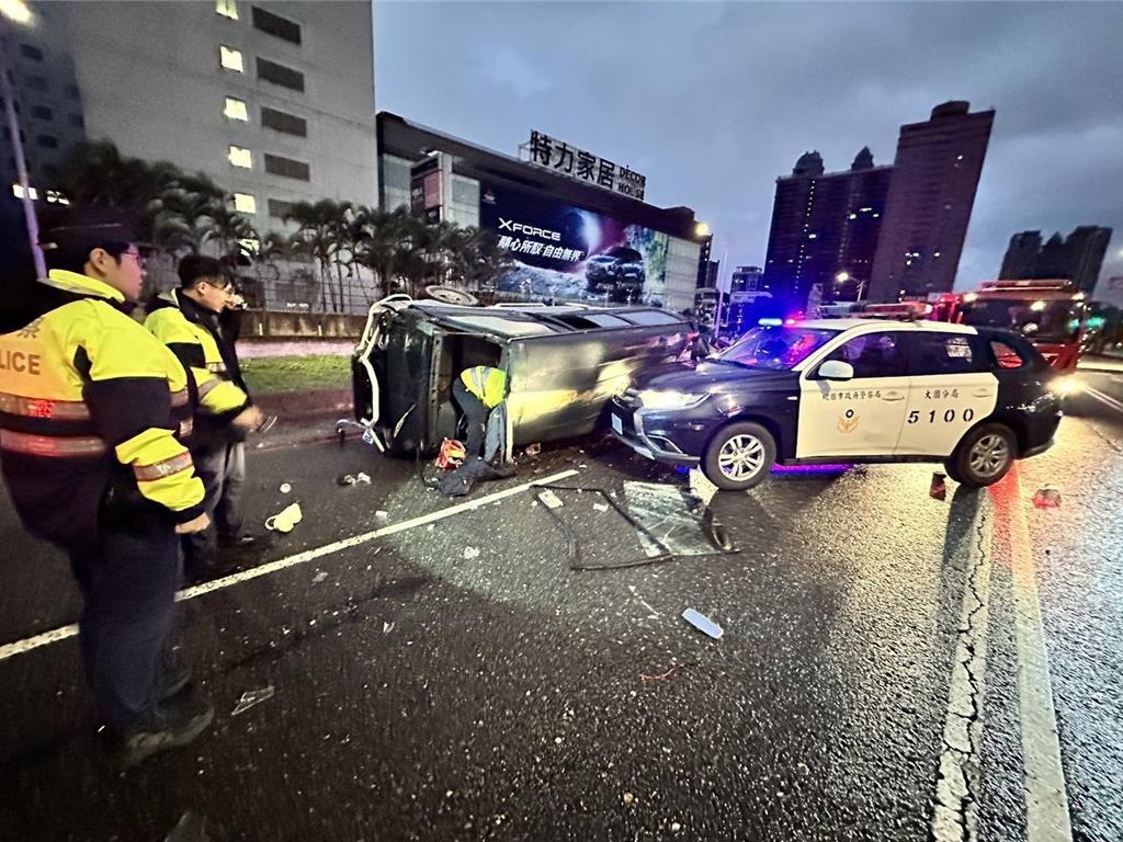 桃園男開贓車拒檢逃逸!撞警車翻覆受困 警消破窗救人