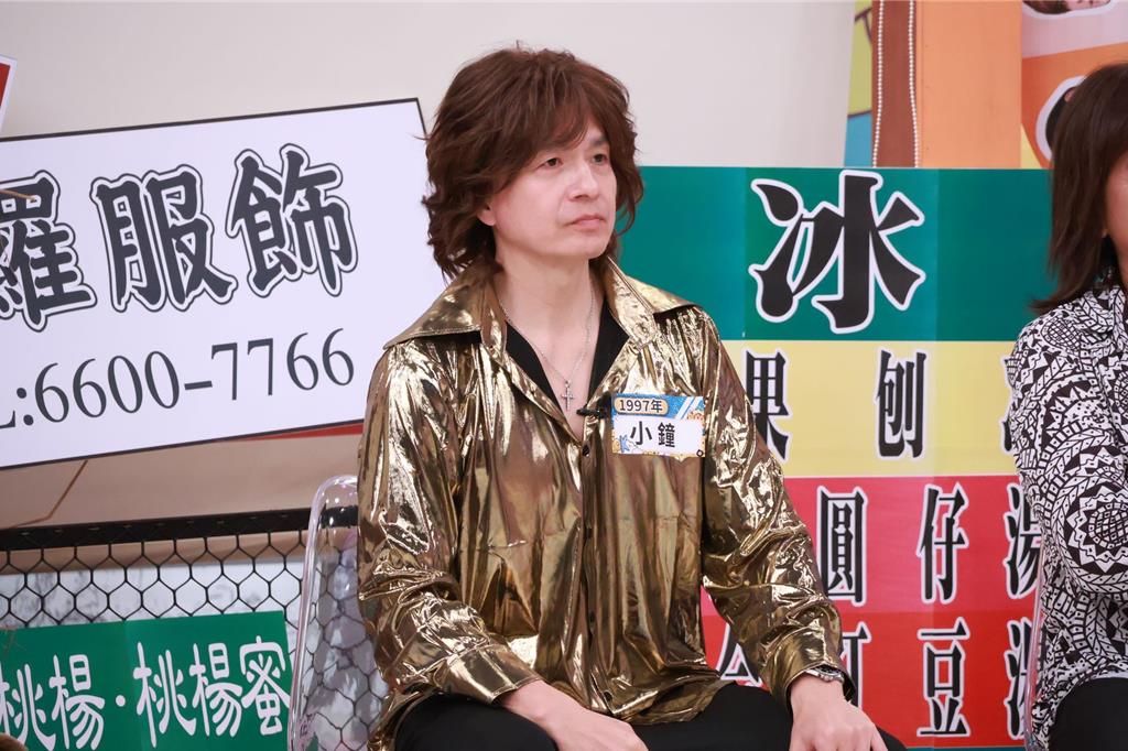 小鐘驚爆「生死一瞬間」!搏命通告「椅墊下放電擊棒」痛飆髒話