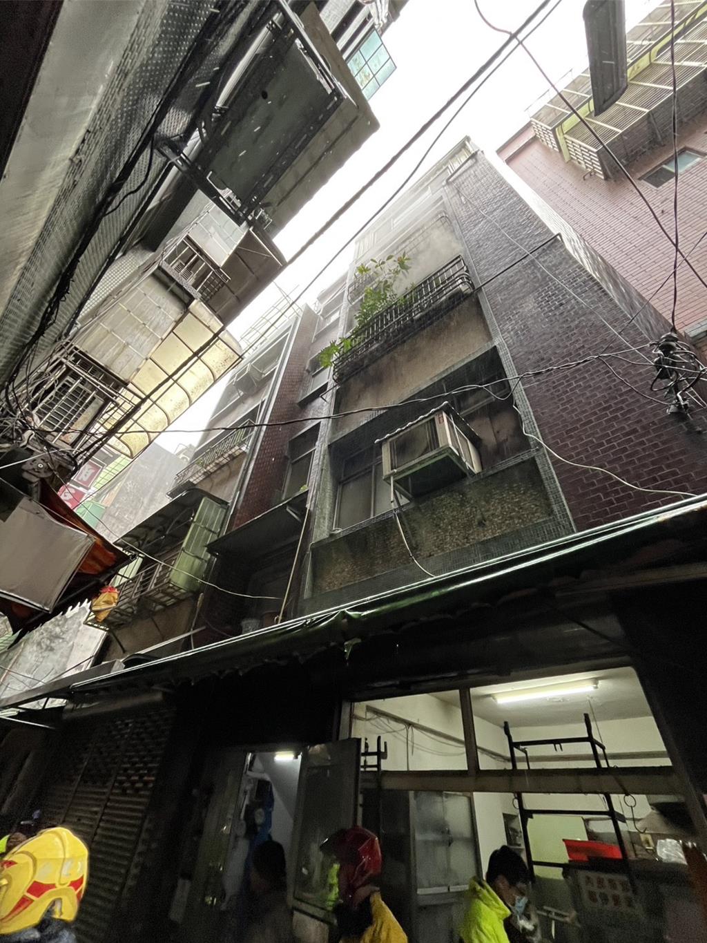 基隆上午2民宅起火 2民眾受困陽台送醫無大礙