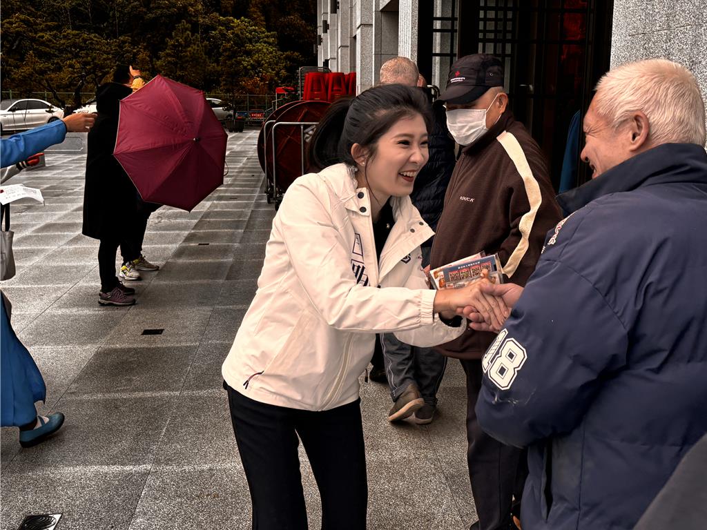 松山慈惠堂寒冬送暖 藍白新人現身拚曝光