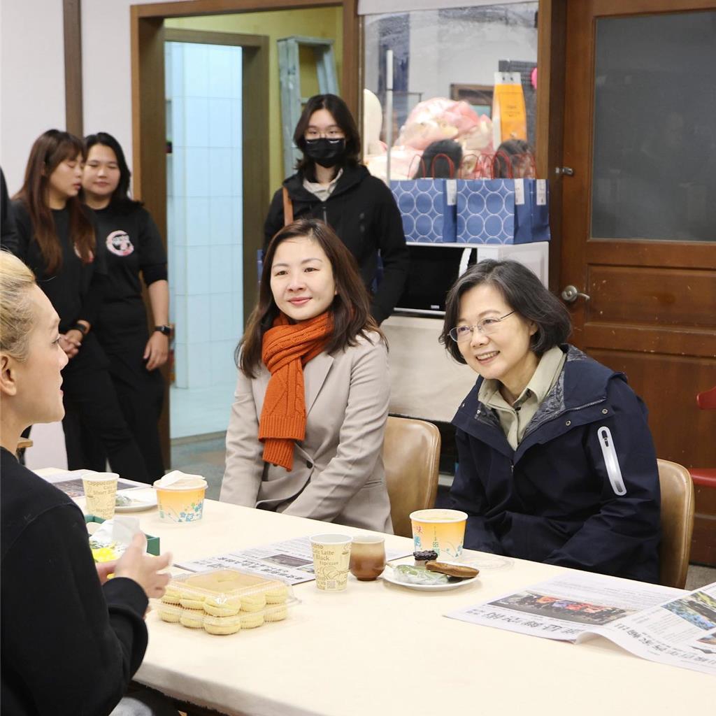 蔡英文到浪漫台三線爬山 輔選陳品安意味濃厚