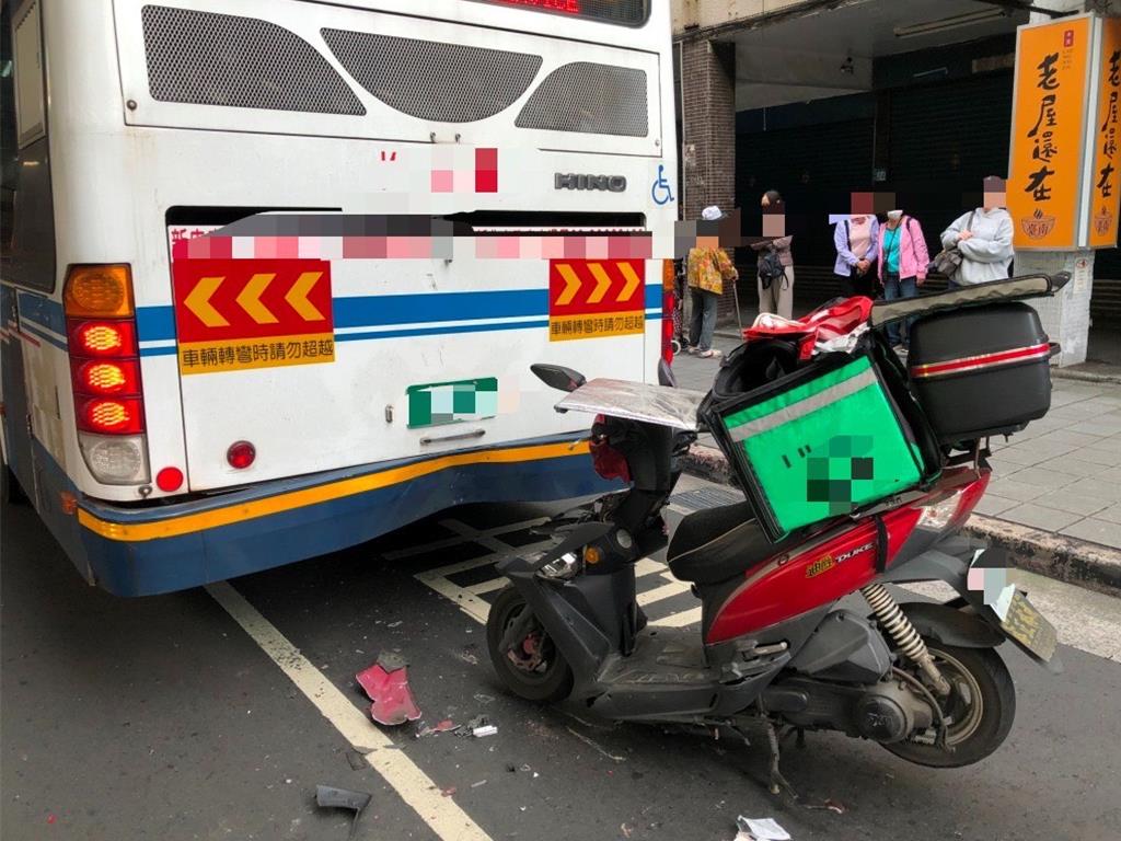 疑晃神未注意車況 中和外送員追撞公車