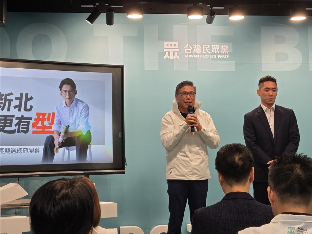 新北父子檔議員現身新莊競總 齊讚白營主席行動力