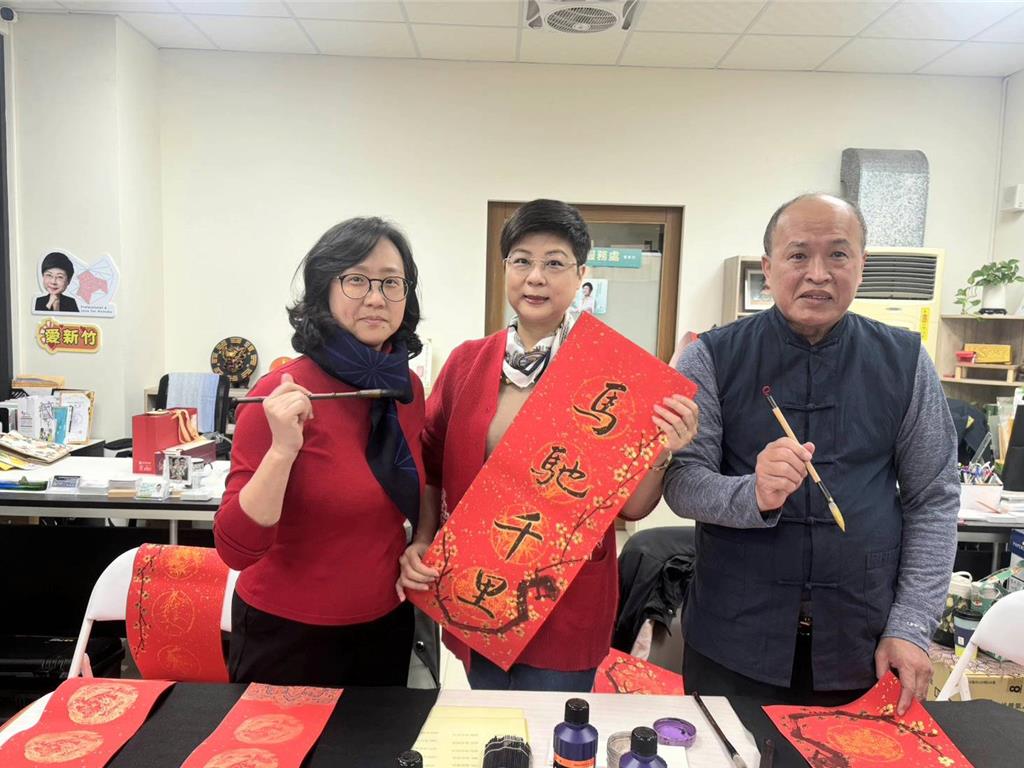 陽明交大教授揮毫送春聯 「馬尼多多」成民眾最愛賀詞