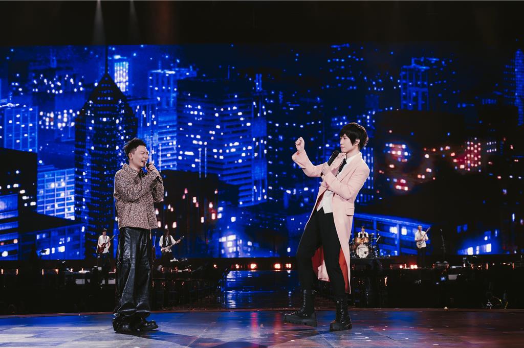 五月天阿信破除粉紅魔咒 披肇事戰袍向5.5萬歌迷索吻