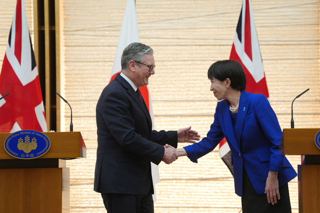 宿疾作祟 高市與熱情選民握手拉傷