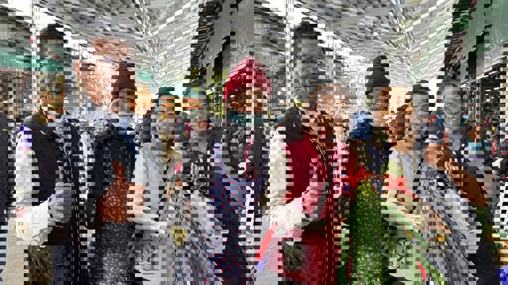 赴豐原果菜市場拜票 楊瓊瓔提2事:攤商不用再日曬雨淋很欣慰