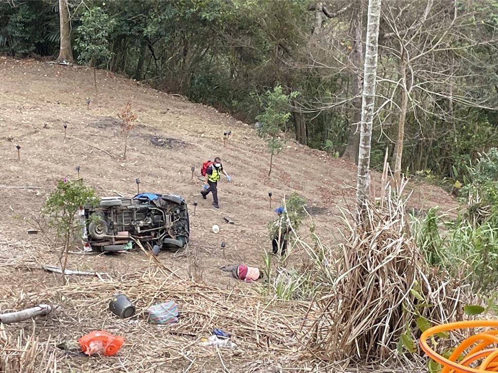 小貨車摔落產業道路旁農田 駕駛意識不清送醫