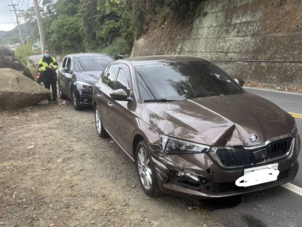 中橫驚魂!百公斤落石砸中小客車 女駕駛嚇壞急求救