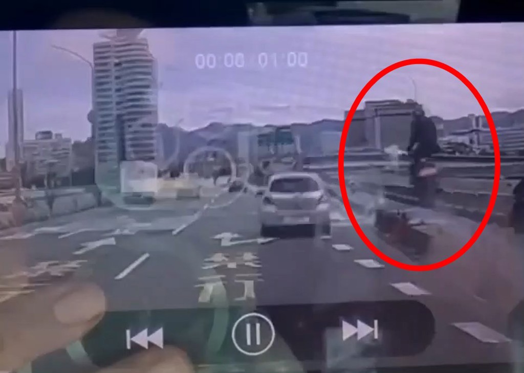 紅牌重機超車不慎! 撞秀朗橋分隔島「起飛了」