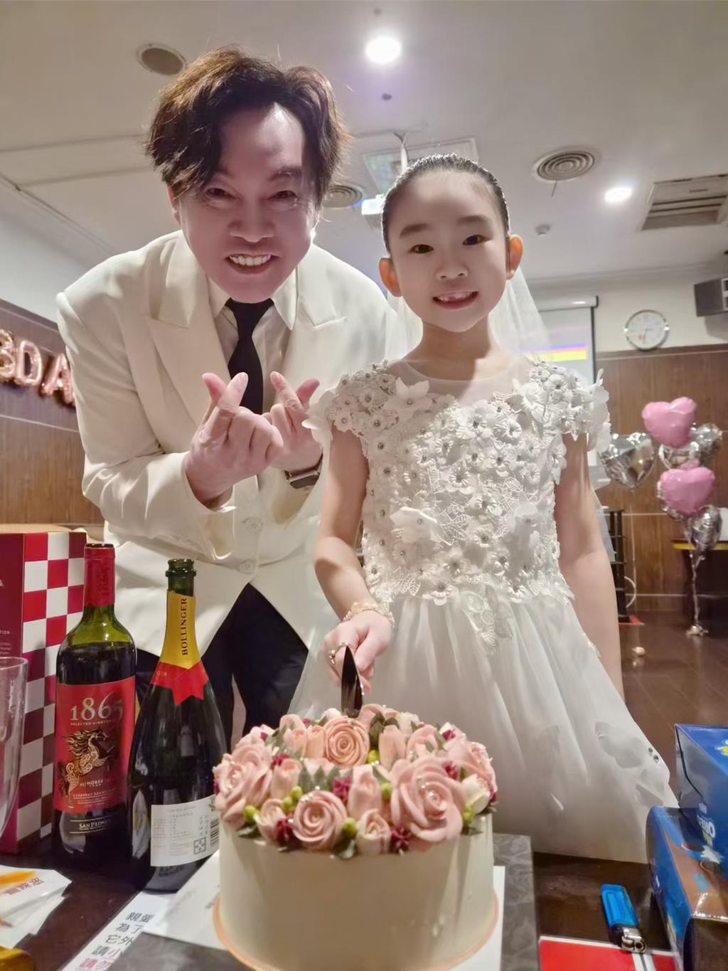 獨家》康康跟7歲女兒「辦婚禮」背後藏洋蔥:怕等不到她嫁人