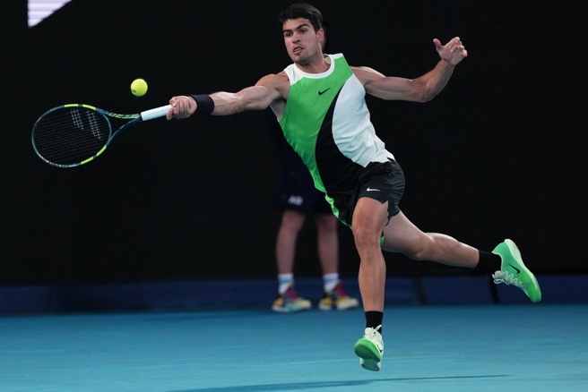 阿卡瑞茲3比1擊敗喬柯維奇奪下澳網男單冠軍。(美聯社)