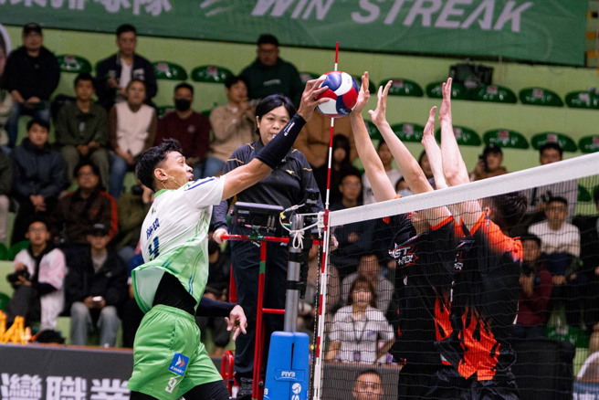 施琅前排攻擊遭遇對方攔網。(台中連莊提供)