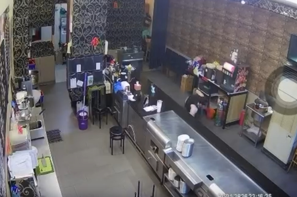 半夜想吃鐵板燒 店員現身突褲子滑落又摔倒 客人秒驚逃