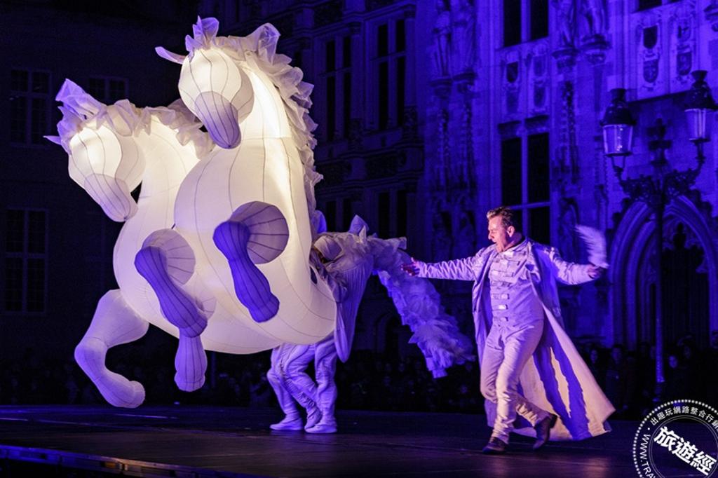 初一遊行表演節目之一,法國夢幻之馬呈獻巨型夜光馬表演