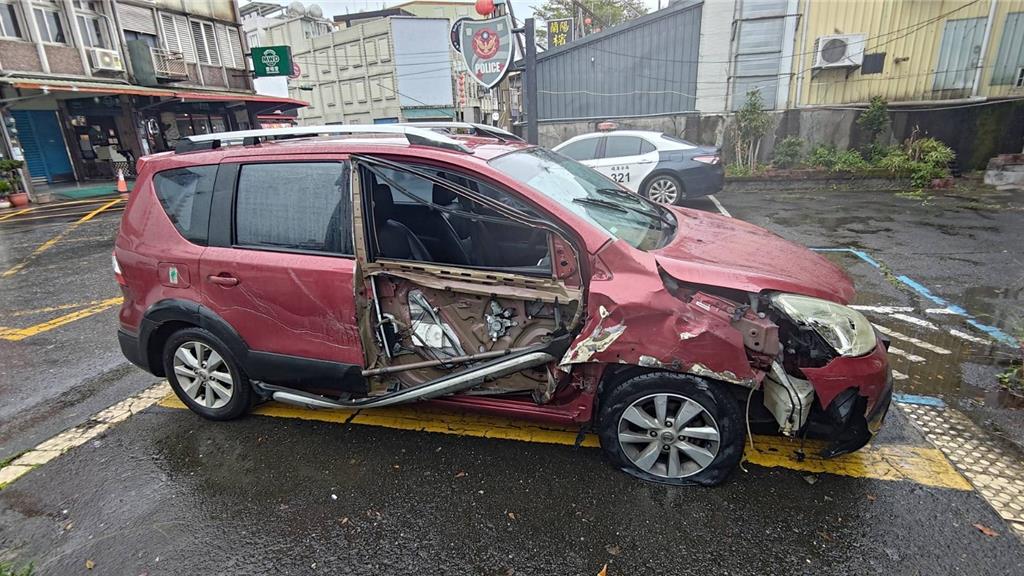 酒駕毒駕連環撞! 紅車「邊開邊解體」門板噴飛