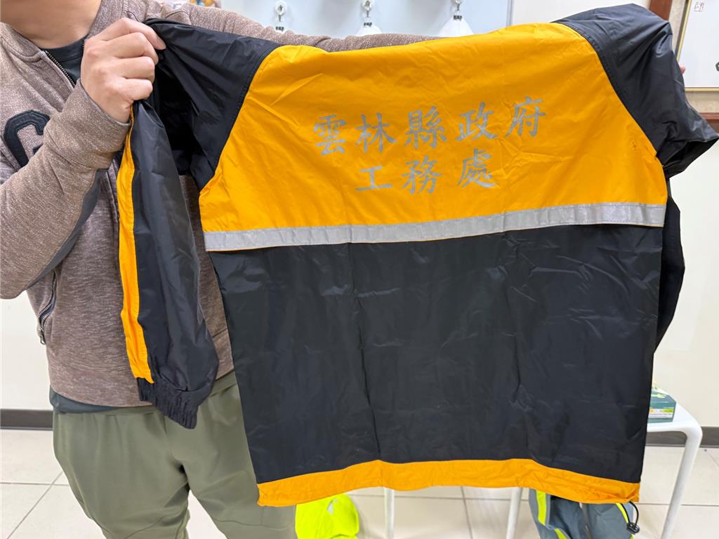 秒變公務員!網路買雨衣 竟印「雲林縣政府工務處」