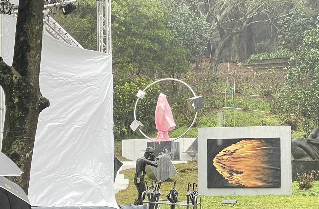 大S紀念雕像將揭幕「具俊曄親設計藏巧思」 S媽神情哀戚抵現場