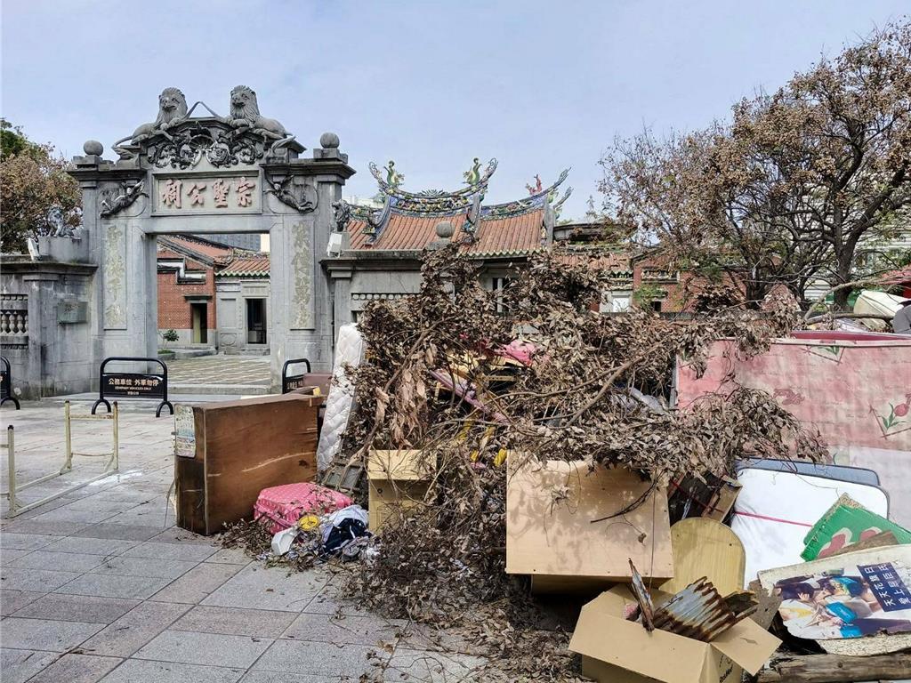 誰允許的?屏東縣定古蹟「宗聖公祠」門口慘變大型垃圾場