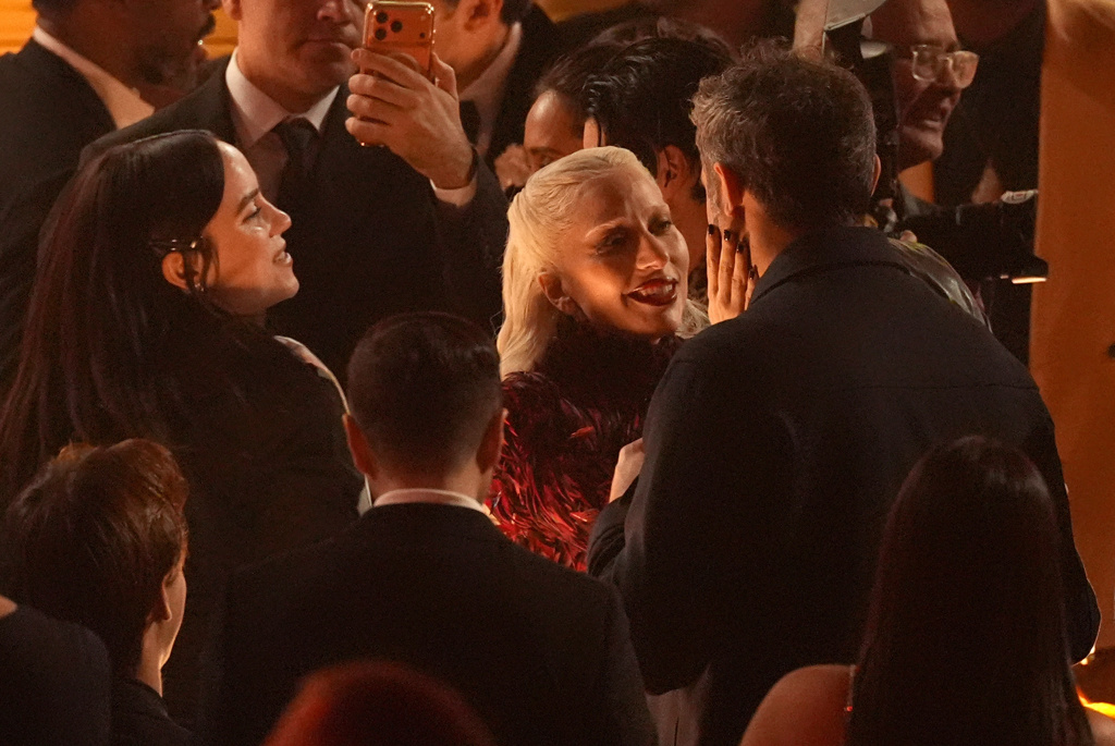 女神卡卡奪葛萊美獎哭出來!上台前深吻未婚夫放閃