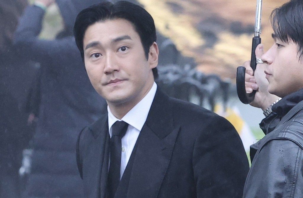 才剛辦完演唱會!SJ始源「從日本直奔台灣」到大S雕像前獻花