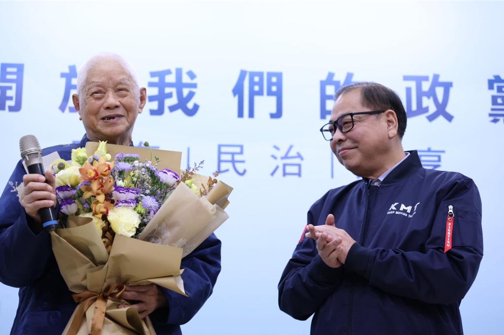 不忍了!陳見賢今辭黨部主委全力投入黨內初選 支持者淚灑會場