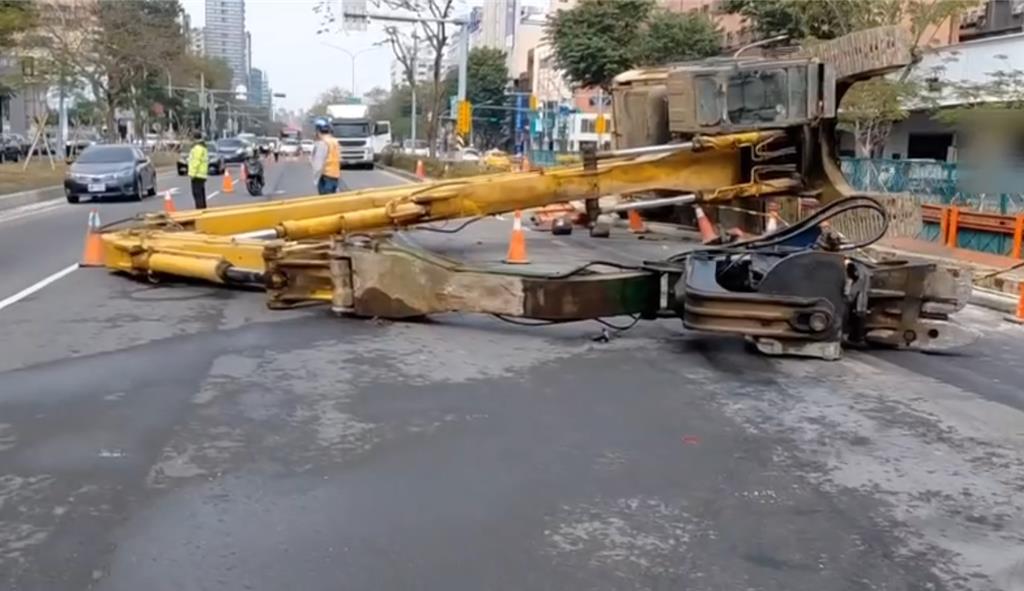高雄工地驚傳意外!怪手翻覆橫臥 23歲駕駛幸運脫困