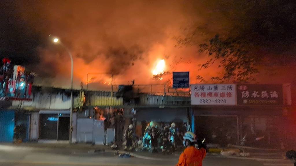 快訊》北投倉庫烈焰沖天!警消急奔阻延燒 驚險畫面曝光