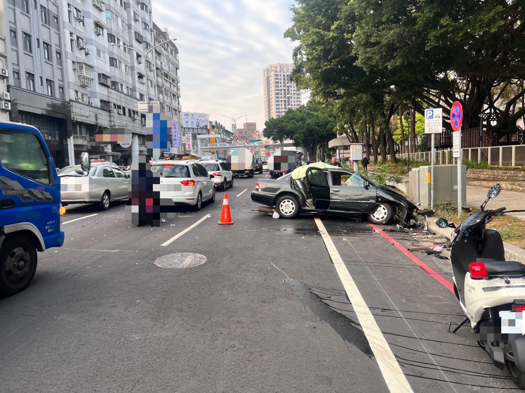 台中7旬翁駕車猛撞安全島 「飛」對向撞石墩傷重送醫