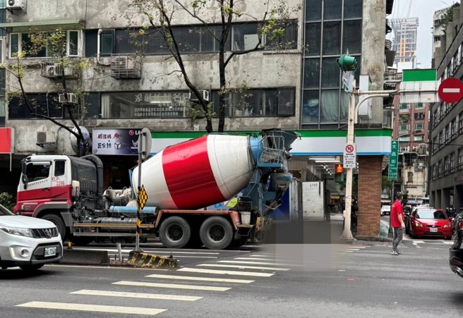 Taipei Xinyi Dist. Tragic Bike Accident: Woman Dies Under Co