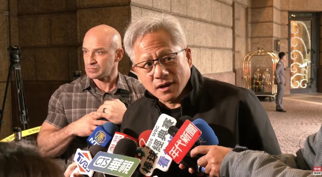 輝達執行長黃仁勳今(2日)結束訪台行程,近中午時離開下榻的文華東方酒店。(圖/中時新聞網YT直播)